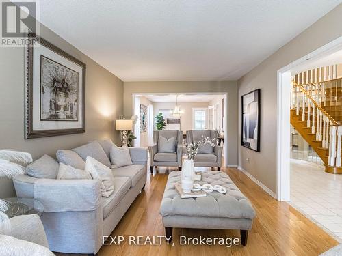 449 Greenpark Crescent, Mississauga, ON - Indoor Photo Showing Living Room