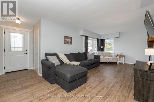 520 Waterloo Street, Wellington North, ON - Indoor Photo Showing Living Room