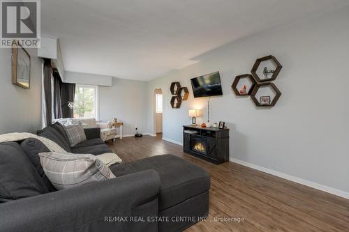 520 Waterloo Street, Wellington North, ON - Indoor Photo Showing Living Room