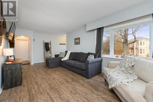 520 Waterloo Street, Wellington North, ON - Indoor Photo Showing Living Room