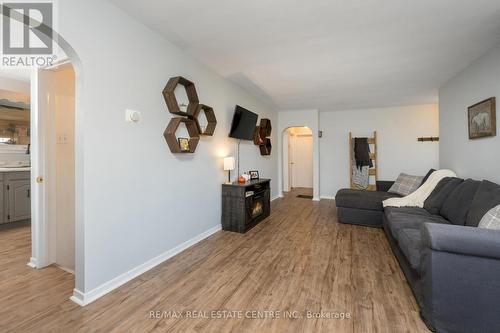 520 Waterloo Street, Wellington North, ON - Indoor Photo Showing Living Room