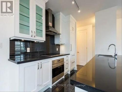 212 - 9 Stollery Pond Crescent N, Markham, ON - Indoor Photo Showing Kitchen With Upgraded Kitchen