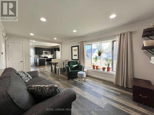 24 Russell Street, Belleville, ON - Indoor Photo Showing Living Room