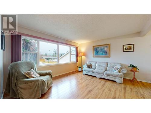 1404 4Th Avenue S, Cranbrook, BC - Indoor Photo Showing Living Room