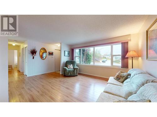 1404 4Th Avenue S, Cranbrook, BC - Indoor Photo Showing Living Room