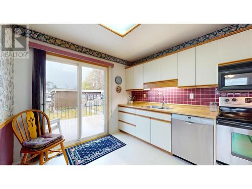 1404 4Th Avenue S, Cranbrook, BC - Indoor Photo Showing Kitchen With Double Sink