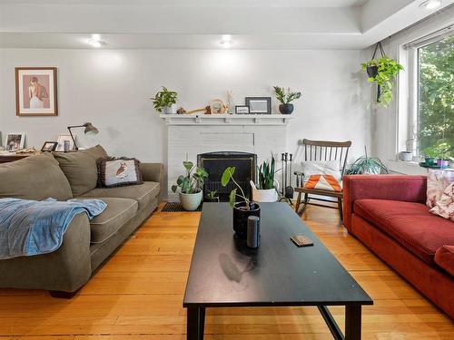 909 Mcmillan Avenue, Winnipeg, MB - Indoor Photo Showing Living Room