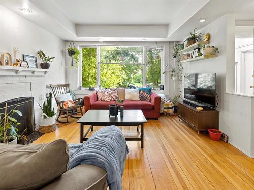 909 Mcmillan Avenue, Winnipeg, MB - Indoor Photo Showing Living Room With Fireplace