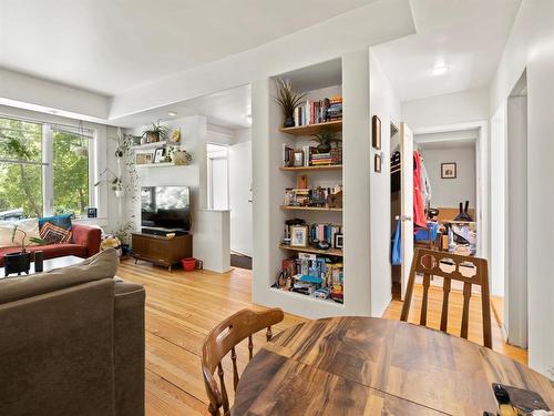 909 Mcmillan Avenue, Winnipeg, MB - Indoor Photo Showing Living Room