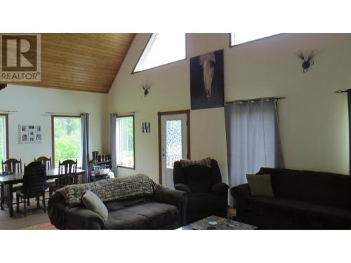 3677 Blue Ridge Road, Quesnel, BC - Indoor Photo Showing Living Room