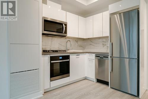 806 - 195 Mccaul Street, Toronto, ON - Indoor Photo Showing Kitchen