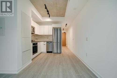 806 - 195 Mccaul Street, Toronto, ON - Indoor Photo Showing Kitchen