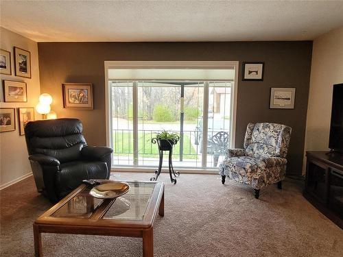 111 Wilkinson Crescent, Portage La Prairie, MB - Indoor Photo Showing Living Room