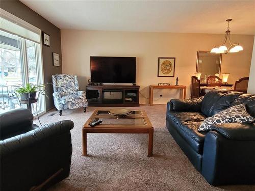 111 Wilkinson Crescent, Portage La Prairie, MB - Indoor Photo Showing Living Room