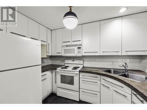 383 Columbia Street Unit# 55, Kamloops, BC - Indoor Photo Showing Kitchen With Double Sink