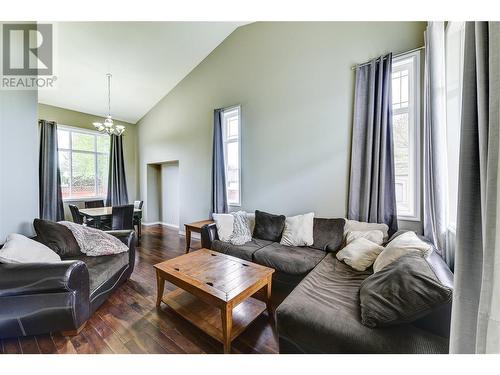 285 Murray Crescent, Rutland, BC - Indoor Photo Showing Living Room