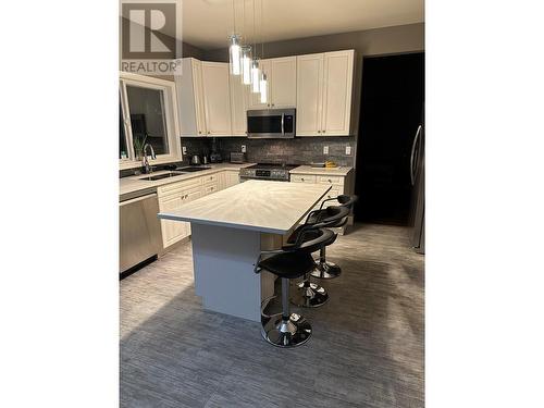 285 Murray Crescent, Rutland, BC - Indoor Photo Showing Kitchen With Double Sink