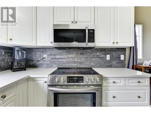 285 Murray Crescent, Rutland, BC - Indoor Photo Showing Kitchen With Upgraded Kitchen