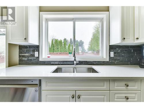 285 Murray Crescent, Rutland, BC - Indoor Photo Showing Kitchen With Double Sink