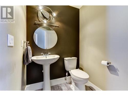 285 Murray Crescent, Rutland, BC - Indoor Photo Showing Bathroom