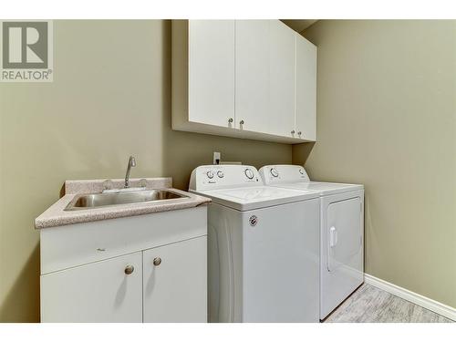 285 Murray Crescent, Rutland, BC - Indoor Photo Showing Laundry Room