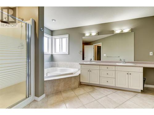 285 Murray Crescent, Rutland, BC - Indoor Photo Showing Bathroom