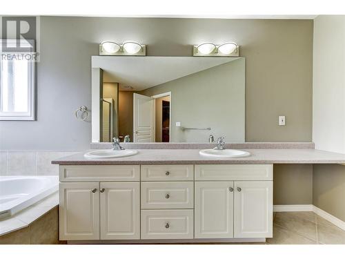 285 Murray Crescent, Rutland, BC - Indoor Photo Showing Bathroom