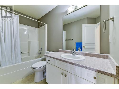 285 Murray Crescent, Rutland, BC - Indoor Photo Showing Bathroom