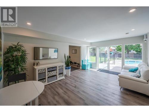 2011 Sandpiper Lane, Penticton, BC - Indoor Photo Showing Living Room