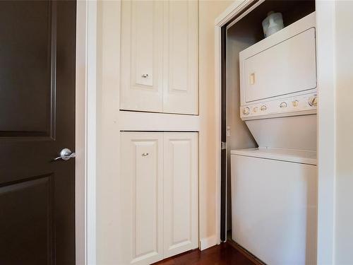 205-555 Franklyn St, Nanaimo, BC - Indoor Photo Showing Laundry Room