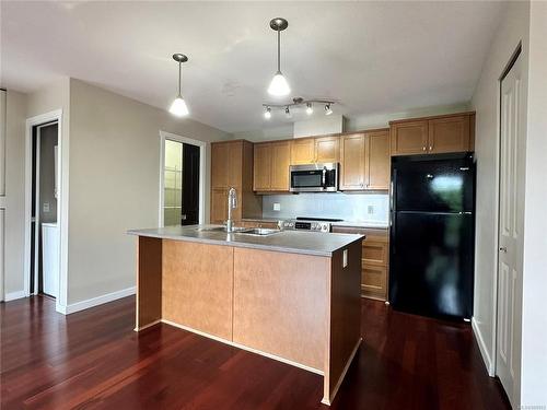 205-555 Franklyn St, Nanaimo, BC - Indoor Photo Showing Kitchen With Double Sink