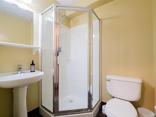 205-555 Franklyn St, Nanaimo, BC - Indoor Photo Showing Bathroom