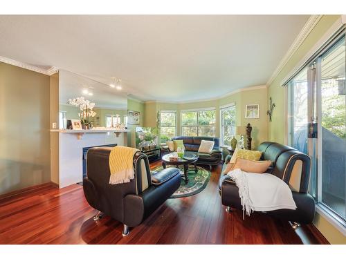 1-34 10050-10090 137A Street, Surrey, BC - Indoor Photo Showing Living Room