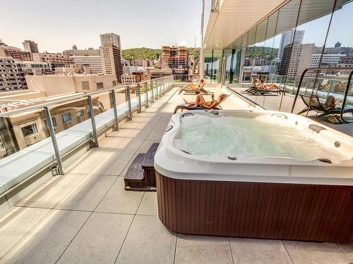 Hot tub - 3207-1155 Rue De La Montagne, Montréal (Ville-Marie), QC - Outdoor With Balcony