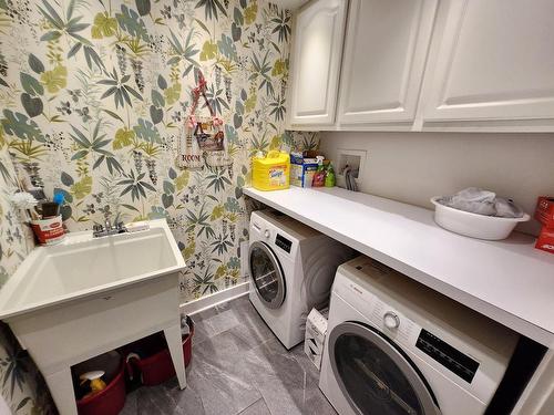 Salle d'eau - 860 Rue Bazinet, Sainte-Thérèse, QC - Indoor Photo Showing Laundry Room