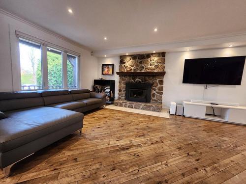 Salon - 860 Rue Bazinet, Sainte-Thérèse, QC - Indoor Photo Showing Living Room With Fireplace