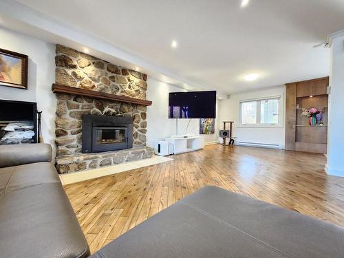 Salon - 860 Rue Bazinet, Sainte-Thérèse, QC - Indoor Photo Showing Living Room With Fireplace