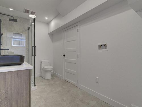 Bathroom - 6535 Rue Poitou, Brossard, QC - Indoor Photo Showing Bathroom