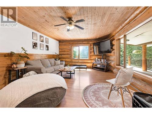 8240 Loakin Bear Creek Road, Chase, BC - Indoor Photo Showing Living Room