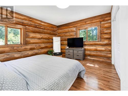 8240 Loakin Bear Creek Road, Chase, BC - Indoor Photo Showing Bedroom