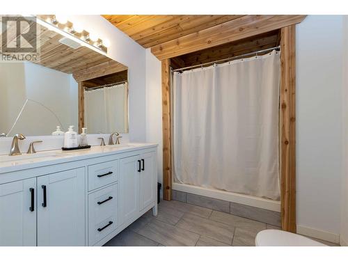 8240 Loakin Bear Creek Road, Chase, BC - Indoor Photo Showing Bathroom