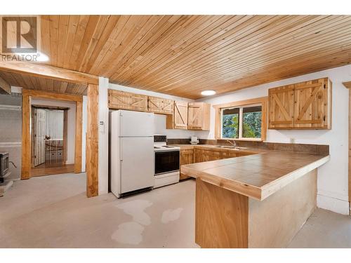 8240 Loakin Bear Creek Road, Chase, BC - Indoor Photo Showing Kitchen With Double Sink