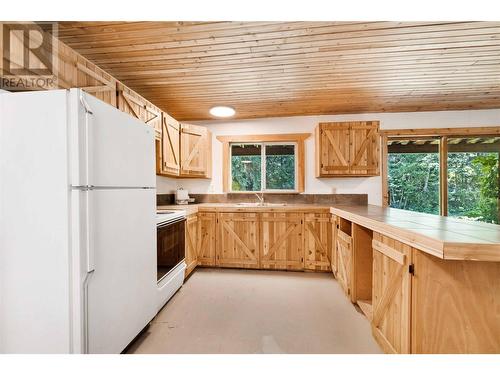 8240 Loakin Bear Creek Road, Chase, BC - Indoor Photo Showing Kitchen With Double Sink