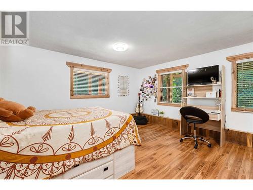 8240 Loakin Bear Creek Road, Chase, BC - Indoor Photo Showing Bedroom