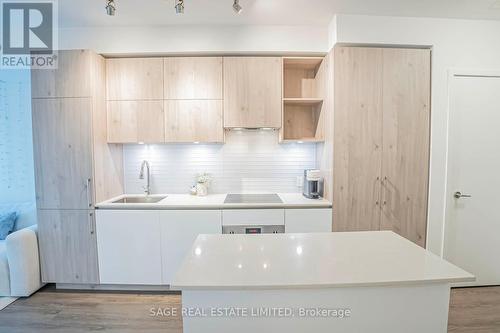 812 - 1 Yorkville Avenue, Toronto, ON - Indoor Photo Showing Kitchen