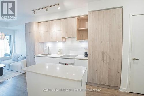 812 - 1 Yorkville Avenue, Toronto, ON - Indoor Photo Showing Kitchen