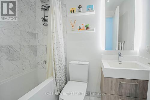 812 - 1 Yorkville Avenue, Toronto, ON - Indoor Photo Showing Bathroom