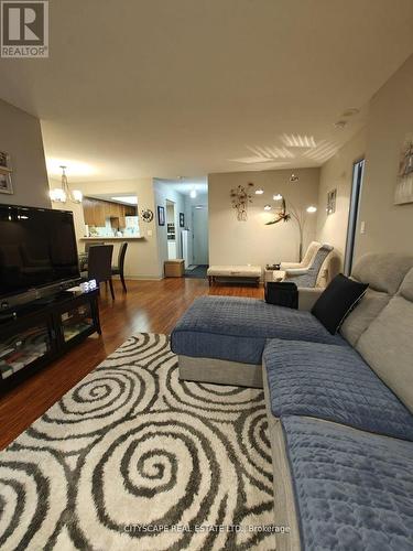 212 - 100 Observatory Lane, Richmond Hill, ON - Indoor Photo Showing Living Room