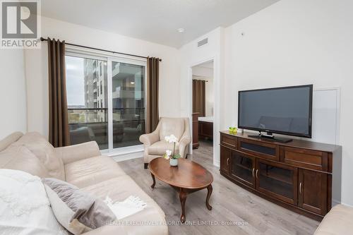 614 - 9255 Jane Street, Vaughan, ON - Indoor Photo Showing Living Room