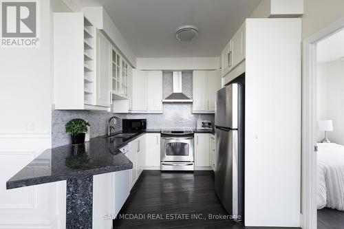 2402 - 223 Webb Drive, Mississauga, ON - Indoor Photo Showing Kitchen